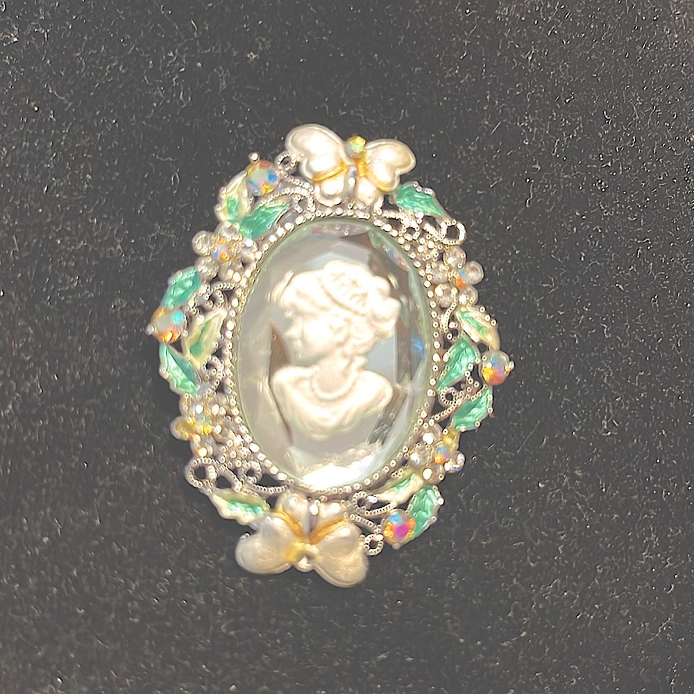 Beautiful oval brooch with turquoise and pearls